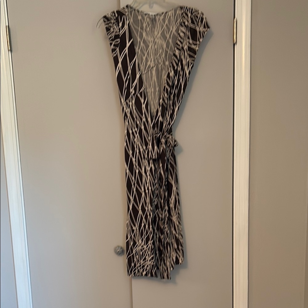 Diane Von Furstenberg White and Brown Plunge Neck Sheath Dress